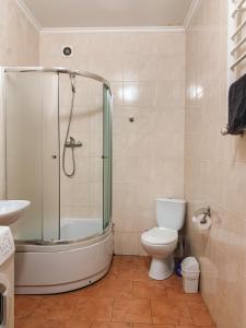 Ванная комната в Apartments Domovik Parkaniya, 2A +79 фотографий