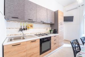 Η κουζίνα ή μικρή κουζίνα στο Sbarcadero Apartment +10 φωτογραφίες