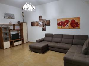 a living room with a couch and a television at Helle Wohnung In Santa Maria Al Bagno in Santa Maria al Bagno