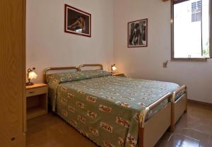 a bedroom with a bed and a table and a window at Helle Wohnung In Santa Maria Al Bagno in Santa Maria al Bagno