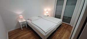 Voodi või voodid majutusasutuse Ferienwohnung Luisa Klein In Aurich Tannenhausen toas