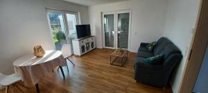 Televiisor ja/või meelelahutuskeskus majutusasutuses Ferienwohnung Luisa Klein In Aurich Tannenhausen