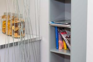 スプリトにあるB&B Vibeのクッキー本入りキャビネット