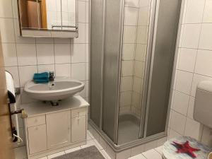 un baño con ducha y lavabo en Appartement 1 Schlafzimmer Mit Balkon, No11, en Feld am See
