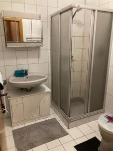 un baño con ducha y lavabo en Appartement 1 Schlafzimmer Mit Balkon, No11, en Feld am See