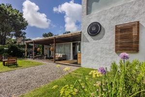 埃斯特角城Hotel La Perla Domos的一栋侧面有标志的房子