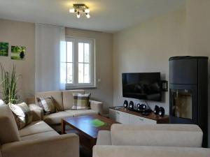 Televiisor ja/või meelelahutuskeskus majutusasutuses Reethaus Leda In Glowe