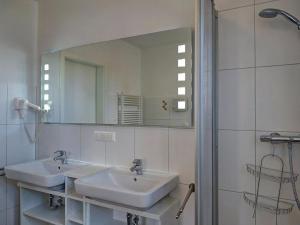 Vannituba majutusasutuses Reethaus Leda In Glowe +22 fotot