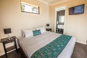 A bed or beds in a room at Neagles Retreat Villas