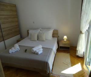 Un dormitorio con una cama con toallas. en Appartement Lemi Mit Meerblick, en Ražanac