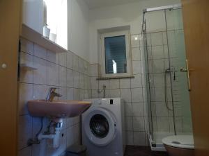 Un baño con lavabo y lavadora. en Appartement Lemi Mit Meerblick, en Ražanac 25 fotos más