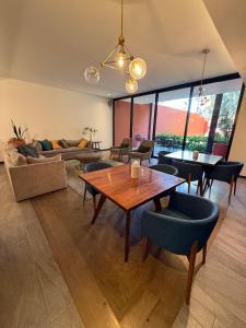 a living room with a wooden table and chairs at Loft-Piscina-Gym-Ludoteca in Guadalajara