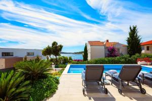 صورة لـ Luxuriöse Villa Dolce Vita Direkt Am Meer Mit Privatem Pool Und Parkplatz في سيفيد