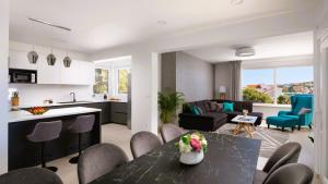 a kitchen and living room with a table and chairs at Luxuriöse Villa Dolce Vita Direkt Am Meer Mit Privatem Pool Und Parkplatz in Sevid +32 photos