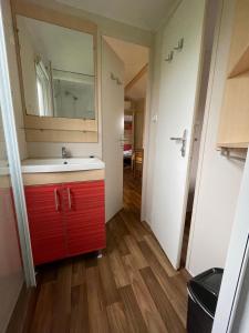 Galeriebild der Unterkunft Bungalow N52 - 6 personnes au calme - Camping Le Ried Boofzheim in Boofzheim