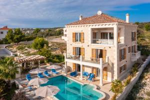 una vista aerea di una casa con piscina e ombrelloni di Seaside Luxury Villa Castello Rogoznica Heated Pool, Sauna, Gym & Jacuzzi a Rogoznica (Rogosnizza)