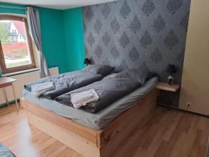 un letto in una stanza con una struttura del letto di Landgasthof Krokodil am Brombachsee a Pfofeld Altre 5 foto