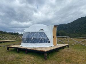 Puerto BertrandDomos Las Lengas Ch的田野木平台上的帐篷