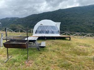 Puerto BertrandDomos Las Lengas Ch的田野上带烤架的帐篷 更多3张照片