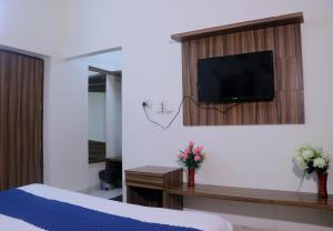 Hotel Panache 500 Mtrs From Shri Krishna Janma bhumi Teample的电视和/或娱乐中心