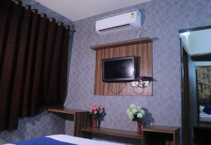 Hotel Panache 500 Mtrs From Shri Krishna Janma bhumi Teample的电视和/或娱乐中心