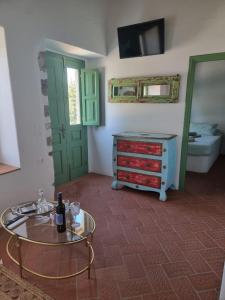 TV a/nebo společenská místnost v ubytování TRADITIONAL STUDIO Chora Patmos