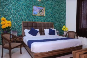 马图拉Hotel Panache 500 Mtrs From Shri Krishna Janma bhumi Teample的带床和绿墙的卧室