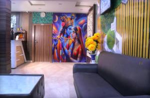 马图拉Hotel Panache 500 Mtrs From Shri Krishna Janma bhumi Teample的客厅的墙上挂着一幅大画