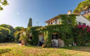 O grădină în afara Villa de cine piscina barbacoa vista mar
