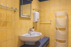 Un baño con un lavabo blanco y un espejo. en Villa Strozzi Travel Apartment, en Florencia