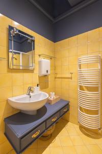 un baño con lavabo y espejo en Villa Strozzi Travel Apartment, en Florencia