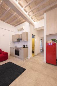cocina con nevera roja en una habitación en Villa Strozzi Travel Apartment, en Florencia 38 fotos más