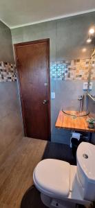 un baño con inodoro y lavabo en Oceanica la Paloma, en La Paloma