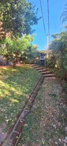 una fila de escalones en un parque con árboles y césped en Oceanica la Paloma, en La Paloma