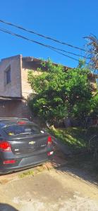 un coche aparcado en la entrada de una casa en Oceanica la Paloma, en La Paloma
