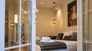 Voodi või voodid majutusasutuse CLOUD 5 Blloku Rooms Tirana toas
