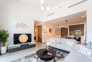 TV a/nebo společenská místnost v ubytování EasyGo - Exceptional 2BDR- Large Terrace-Pool Access