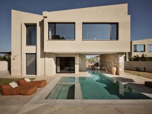 Bazén v ubytovaní Vorto Luxury Villas, a Signature Island Retreat, By ThinkVilla alebo v jeho blízkosti