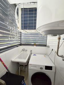 Koupelna v ubytování Apartamento Benidorm, Parking Incluido + 14 fotografií