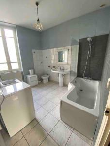 Ένα μπάνιο στο Maison de ville 13 couchages à 5 minutes du Pal +10 φωτογραφίες