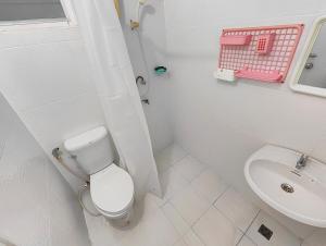 ein weißes Badezimmer mit Toilette und Waschbecken in der Unterkunft Sansai Home - 2 Bedrooms 2 Bathrooms in Ban San Pu Loei + 55 Fotos