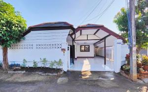 ein weißes Haus mit offener Tür in der Unterkunft Sansai Home - 2 Bedrooms 2 Bathrooms in Ban San Pu Loei