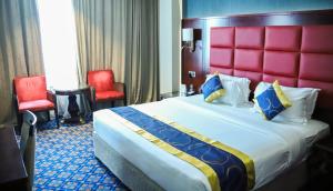 Letto o letti in una camera di Ramee Guestline Hotel