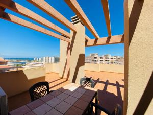 eine Terrasse mit Tisch und Stühlen auf einem Balkon in der Unterkunft Canales de Veneciola by Alina365 in La Manga del Mar Menor