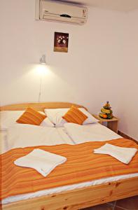 バラトンセペズドにあるHotel Magnóliaのベッドルーム1室(ベッド1台、タオル2枚付)
