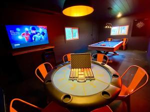 Televiisor ja/või meelelahutuskeskus majutusasutuses Creekside Cottage - kayak, SUP, fishing, game room, steps to the beach