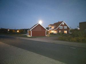 een huis met een maan erop in een straat bij Bettis in Tostedt