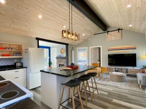 Köök või kööginurk majutusasutuses Creekside Cottage - kayak, SUP, fishing, game room, steps to the beach