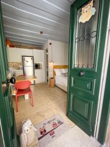 una camera con porta verde e una camera da letto di Kukuvayia's Nest-Centre Old Town Corfu a Città di Corfù