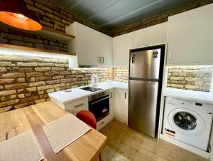 una cucina con frigorifero in acciaio inox e lavastoviglie di Kukuvayia's Nest-Centre Old Town Corfu a Città di Corfù